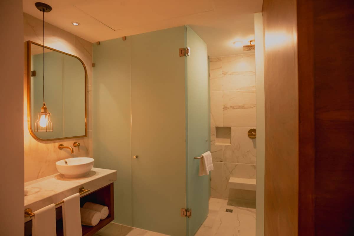 marquee-deluxe-two-queens-02